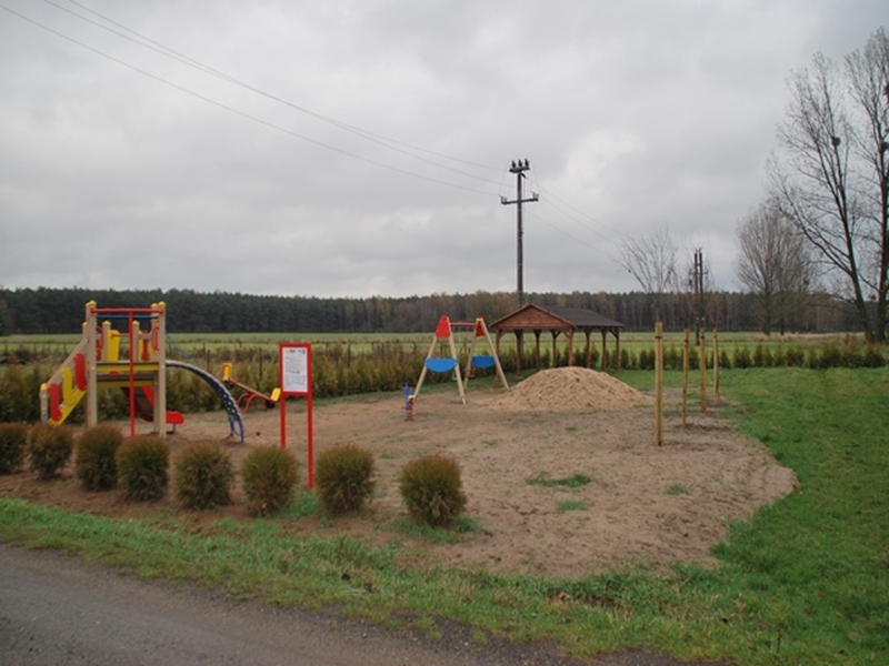 Zagospodarowany terene na plac zabaw z altaną rekreacyjną w sołęctwie Zasutowo, w gminie Nekla