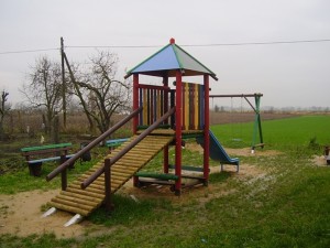 Plac zabaw w sołectwie Skoroszów, w gminie Rychtal