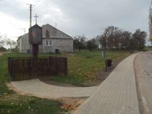 Nowy chodnik prowadzący do przydrożnej figurki w Popielewie II, w gminie Skulsk
