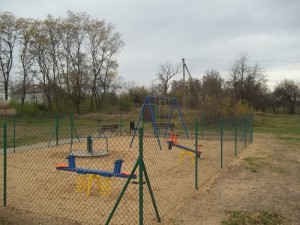 Ogrodzony plac zabaw w sołectwie Popielewo II, w gminie Skulsk