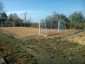 Piaszczyste boisko do gry w piłkę nożną w Strykowie, w gminie Stęszew