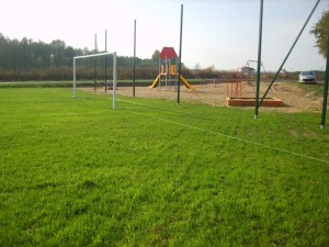 Gragment boiska do gry w piłkę nożną i nowy plac zabaw w Krowicy Pustej, w gminie Szczytniki