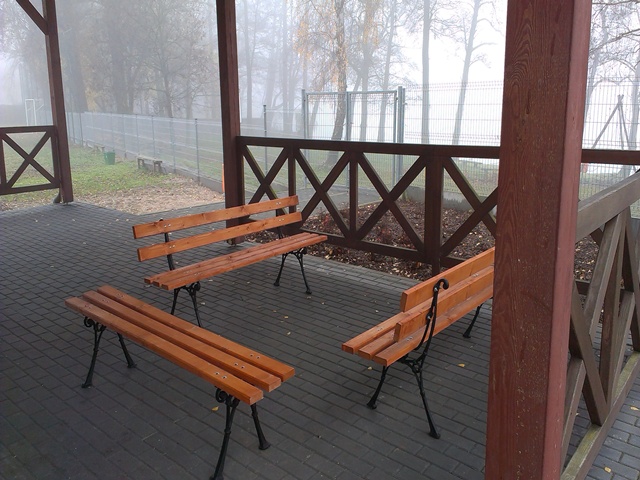 Nowe ławki pod wiatą rekreacyjną w Łęgowie, w gminie Wągrowiec