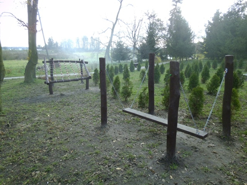 Drewniane urządzenia sprawnościowe w zabytkowym parku w sołectwie Skic, w gminie Złotów