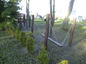 Drewniane urządzenie na utrzymanie równowagi w zabytkowym parku w sołectwie Skic, w gminie Złotów