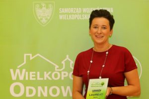 Przedstawicielka sołectwa Ludwików (gmina Przygodzice) - laureata konkursu "Aktywna Wieś Wielkopolska" z pamiątkowym dyplomem
