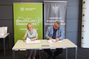 Wicemarszałek Krzysztof Grabowski i pani Mirosława Woźniak - moderator odnowy wsi - podpisują umowy
