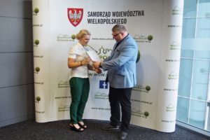 Wicemarszałek Krzysztof Grabowski wręcza certyfikat ukończenia szkolenia pani Anicie Kubickiej - moderatorowi odnowy wsi