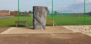 Ścianka wspinaczkowa dla dzieci na terenie Centrum Sportowo-Rekreacyjnego w Jędrzejewie
