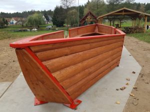 Drewniana łódź ze stołami do biesiadowania