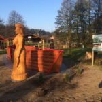 Figura drewniana dziewczyny puszczającej wianki