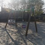 bezpieczne podłoże z piasku na placu zabaw
