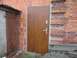 Nowe drzwi do remizy w sołectwie Kosmów, w gminie Ceków-Kolonia
