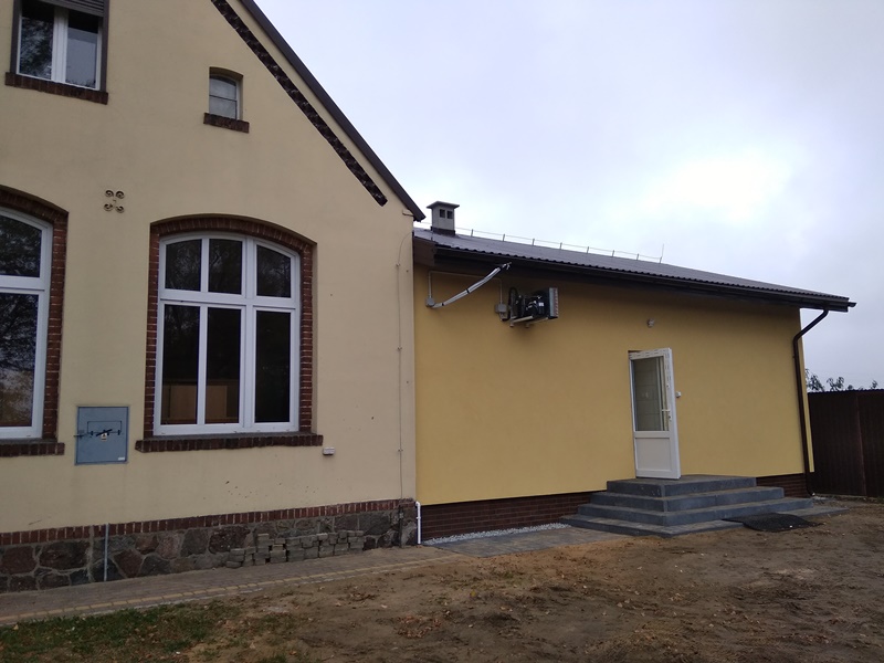 Widok zewnętrzny dobudowanego zaplecza kuchennego w Doruchowie II, w gminie Doruchów