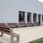 Ławki z oparciem przed świetlica wiejską