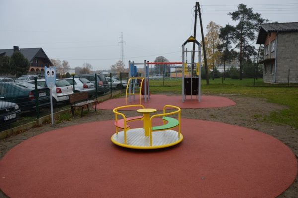 Plac zabaw w sołectwie Lipie, w gminie Łęka Opatowska