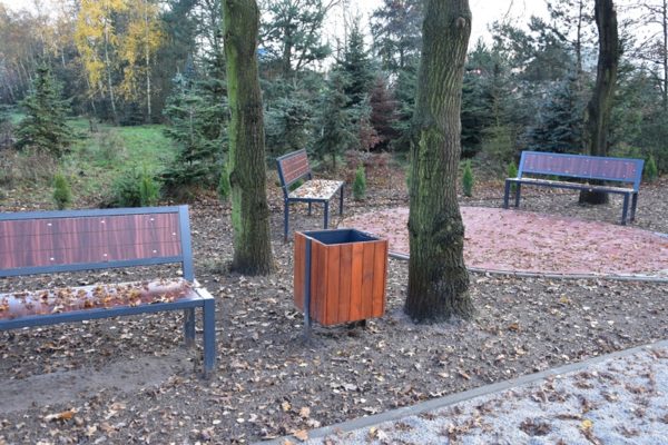 Nowe ławki, kosz na śmieci i utwardzenie terenu w Nadstawkach, w gminie Odolanów