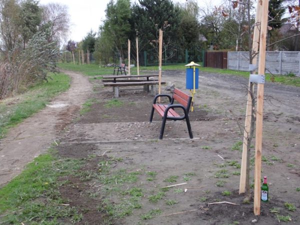 Nowe ławki wokół stawu w Krosinie, w gminie Połajewo