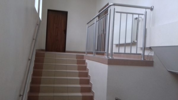 Nowe schody wraz z balustradą