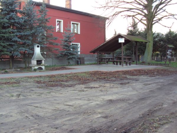 Wiata rekreacyjna z wyposązeniem oraz grill betonowy na utwardzonym terenie
