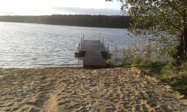 Drewniany pomost na jeziorze w sołectwie Biała, w gminie Wieleń