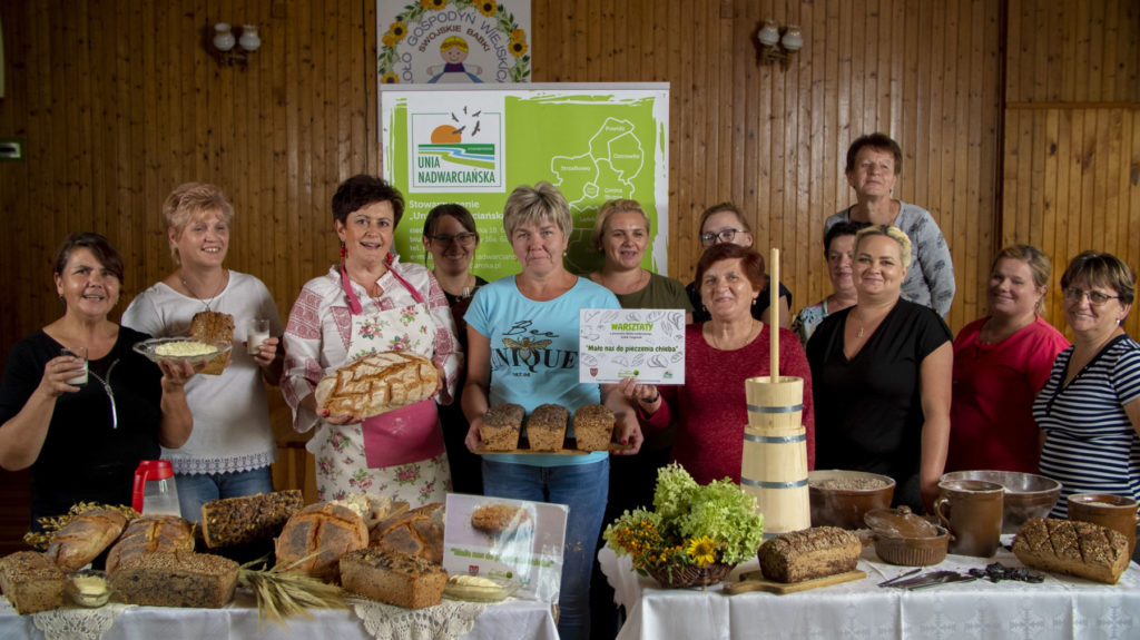 Uczestniczki warsztatów z pieczenia chleba zorganizowanych przez Stowarzyszenie Unia Nadwarciańska.