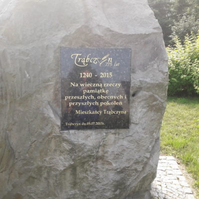 Okolicznościowa tablica z okazji 775 lat wsi Trąbczyn w gminie Zagórów