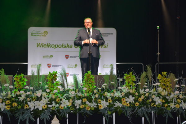Krzysztof Grabowski Wicemarszałek Województwa Wielkopolskiego na scenie na scenie.