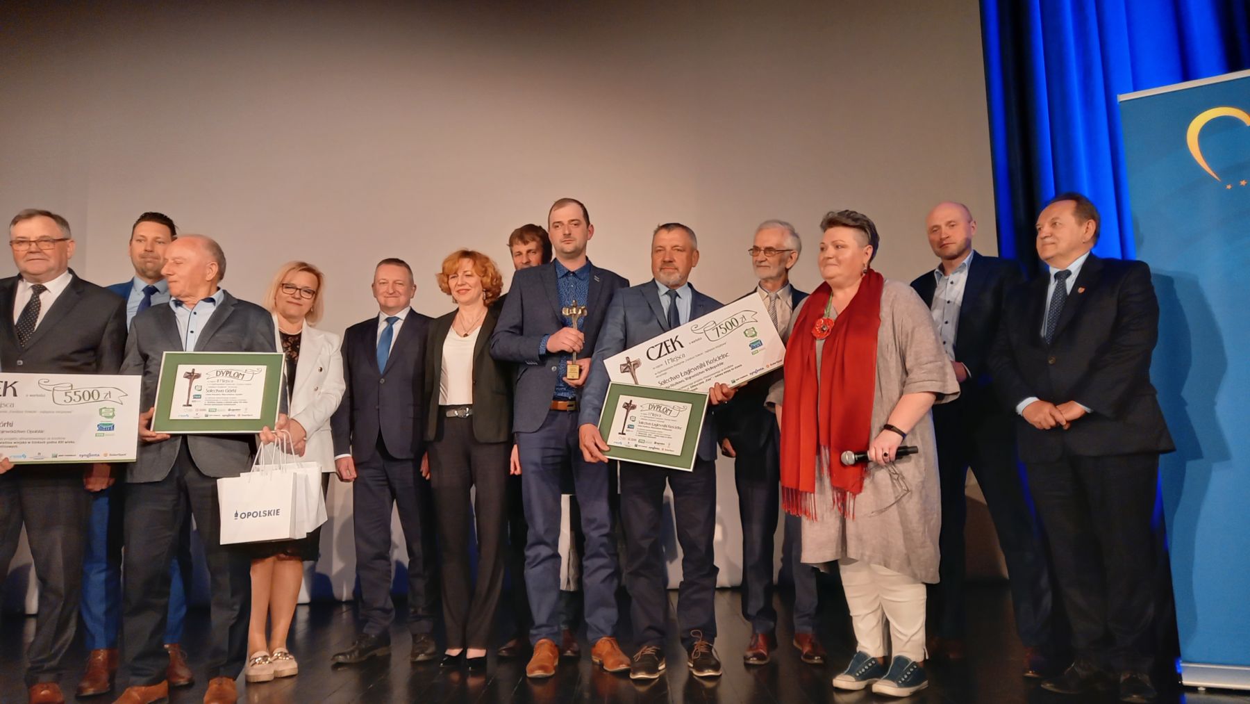 Rozstrzygnięcie etapu ogólnopolskiego konkursu Fundusz sołecki - najlepsza inicjatywa. Grupa laureatów stoi na scenie.