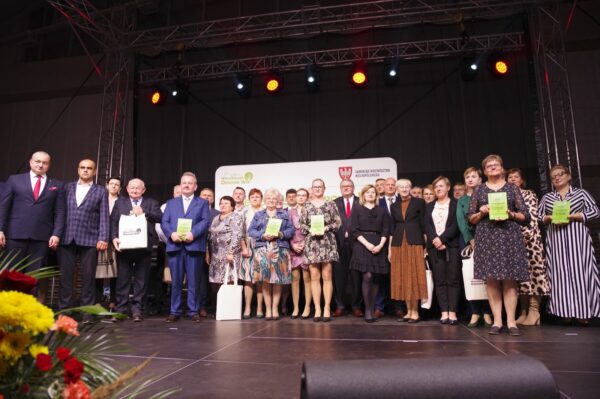 Przedstawiciele wyróżnionych sołectw w konkursie Aktywna Wieś Wielkopolska oraz Krzysztof Grabowski Wicemarszałek Województwa Wielkopolskiego.