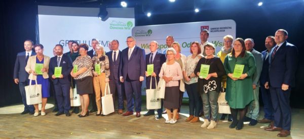 Wyróżnieni w konkursie "Aktywna Wieś Wielkopolska" oraz Krzysztof Grabowski Wicemarszałek Województwa Wielkopolskiego.