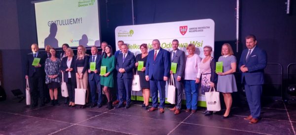 Wyróżnieni w konkursie "Aktywna Wieś wielkopolska" oraz Krzysztof Grabowski Wicemarszałek Województwa Wielkopolskiego.
