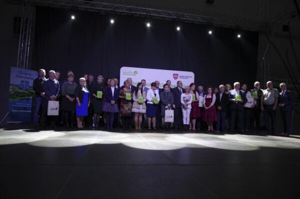 Przedstawiciele wyróżnionych sołectw w konkursie Aktywna Wieś Wielkopolska oraz Krzysztof Grabowski Wicemarszałek Województwa Wielkopolskiego.