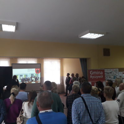 Prezentacja dla grupy uczestników wyjazdu w miejscowości Radom w gminie Ryczywół.