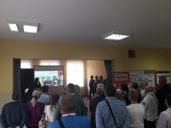 Prezentacja dla grupy uczestników wyjazdu w miejscowości Radom w gminie Ryczywół.