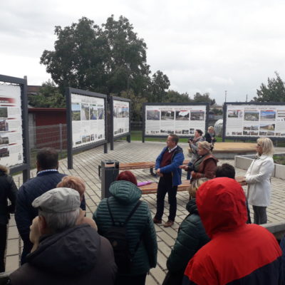 Uczestnicy wyjazdu oglądający tablice z informacjami dotyczącymi gminy Wieleń.