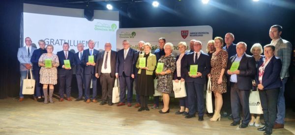 Laureaci konkursu "Aktywna Wieś Wielkopolska" oraz Krzysztof Grabowski Wicemarszałek Województwa Wielkopolskiego.