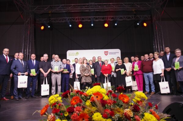 Przedstawiciele sołectw laureatów w konkursie Aktywna Wieś Wielkopolska oraz Krzysztof Grabowski Wicemarszałek Województwa Wielkopolskiego.