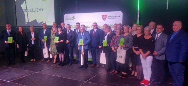 Laureaci konkursu "Aktywna Wieś Wielkopolska" oraz Krzysztof Grabowski Wicemarszałek Województwa Wielkopolskiego.