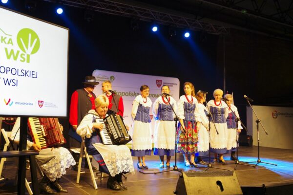 Zespół „Maniewiacy” podczas występu na scenie.