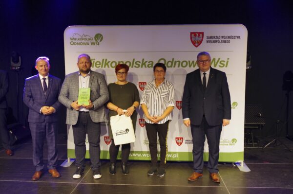Przedstawiciele sołectwa Gębarzewo oraz Krzysztof Grabowski Wicemarszałek Województwa Wielkopolskiego.