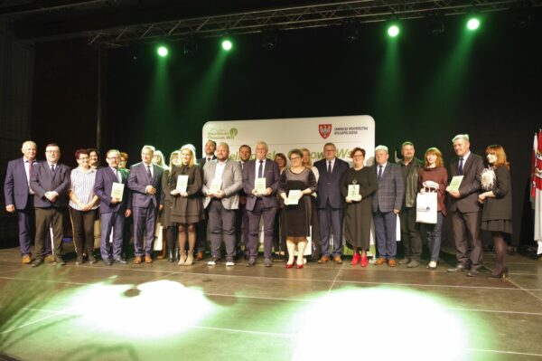 Wyróżnieni w konkursie "Aktywna Wieś Wielkopolska" oraz Krzysztof Grabowski Wicemarszałek Województwa Wielkopolskiego.