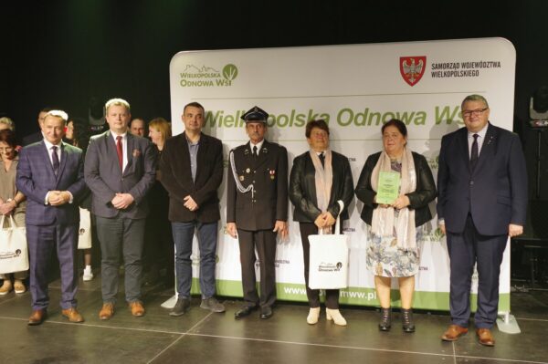 Przedstawiciele sołectwa Niesłabin oraz Krzysztof Grabowski Wicemarszałek Województwa Wielkopolskiego.