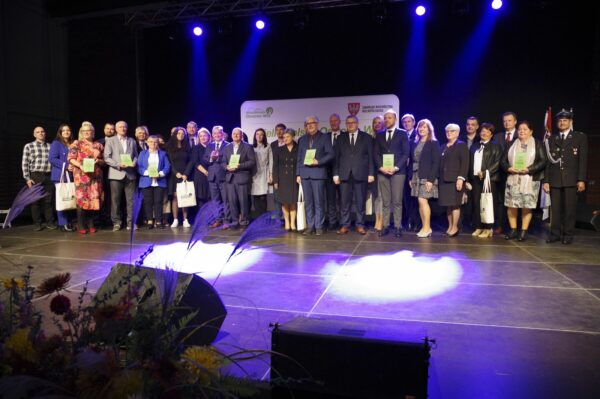 Laureaci konkursu "Aktywna Wieś Wielkopolska" oraz Krzysztof Grabowski Wicemarszałek Województwa Wielkopolskiego.