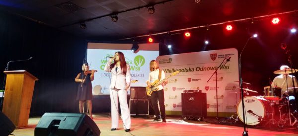 Zespół dający koncert na scenie podczas gali.