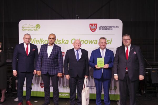 Przedstawiciele sołectwa Łagiewniki z Krzysztofem Grabowskim Wicemarszałkiem Województwa Wielkopolskiego.