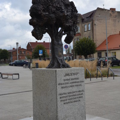 Pomnik w formie drzewa z podpisem znajdujący się w miejscowości Wieleń.