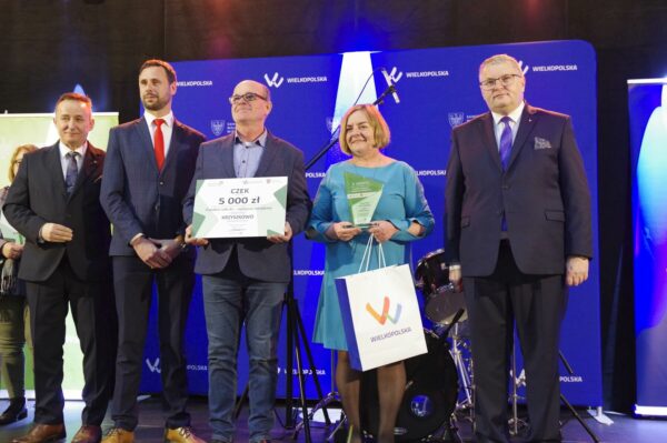 Przedstawiciele sołectwa Krzyszkowo wraz z członkami kapituły konkursu