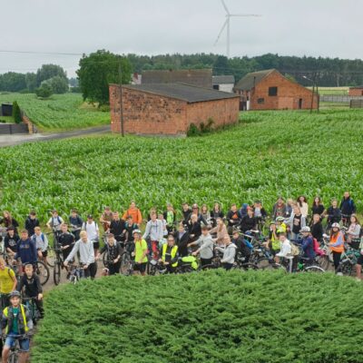 Mieszkańcy Poladowa wspólne zdjęcie podczas rajdu rowerowego