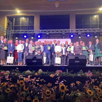 Wspólne zdjęcie przedstawicieli laureatów na gali w Miejskiej Górce